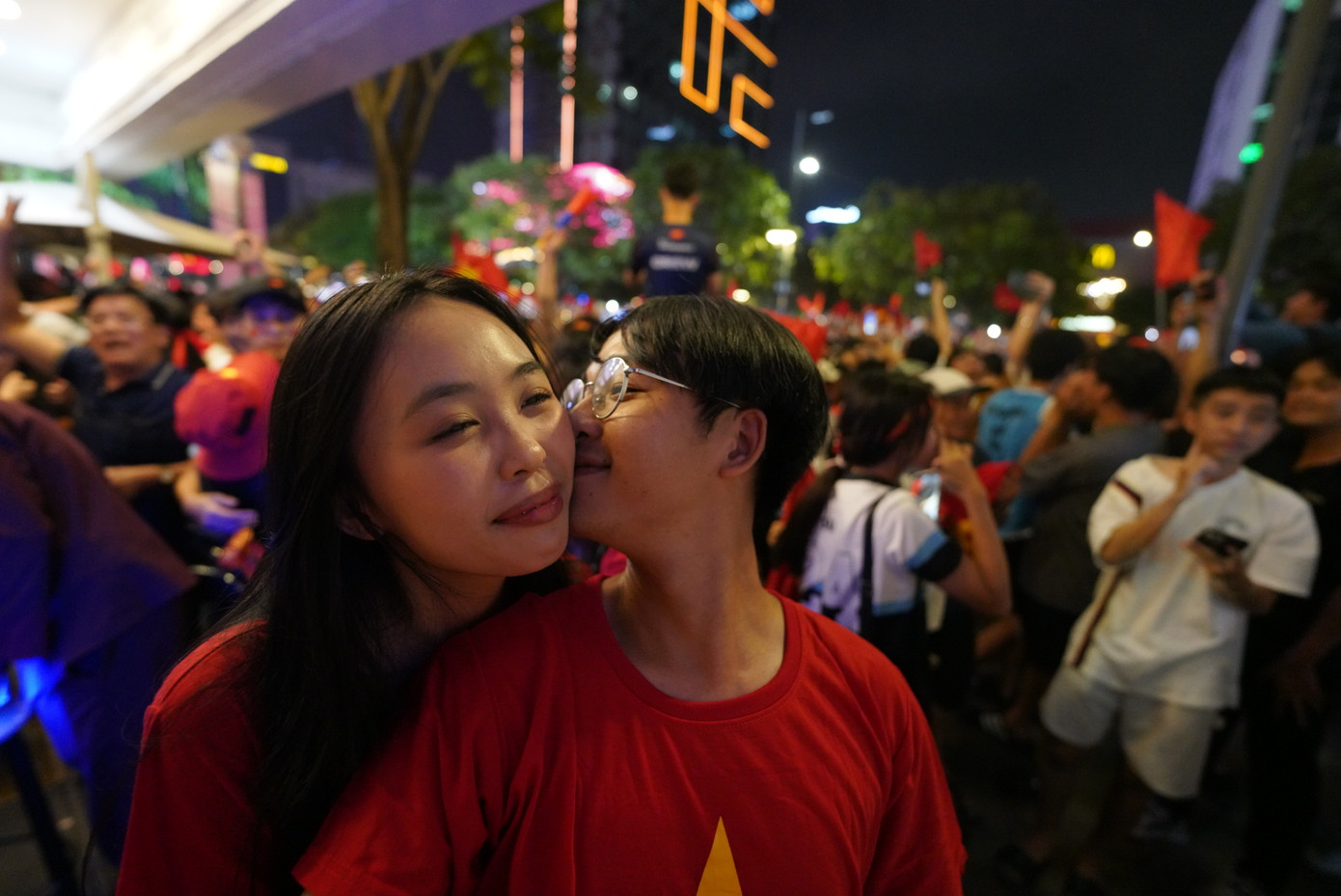 Thủ môn Thái Lan dâng cao tấn công trong pha phạt góc cuối cùng tạo điều kiện cho Việt Nam phản công, 3-2 cho Việt Nam phút 90+18. Những cảm xúc của NHM vỡ òa.