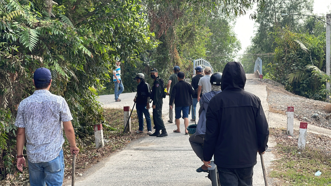 Lực lượng cảnh sát truy lùng nghi phạm tại khu vực vành đai của khu rừng rộng hơn 3 ha.