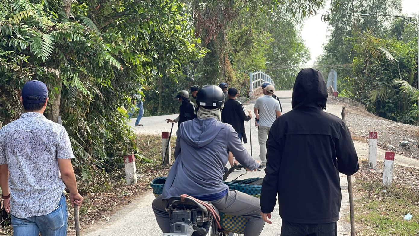 Người dân theo dõi sát sao công tác truy bắt nghi phạm và tự trang bị gậy gộc để phòng thân. Khu vực hung thủ tình nghi đang lẩn trốn là một cánh đồng rộng hàng trăm hecta, cây cối um tùm, rậm rạp và đặc biệt là dân cư thưa thớt, tương tự như địa bàn Tuấn &quot;Khỉ&quot; từng lẩn trốn sau khi gây án mạng nhiều năm trước.