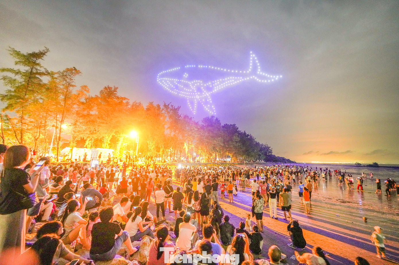 Hình ảnh cá Ông xuất hiện trên bầu trời khiến người dân phấn khích.