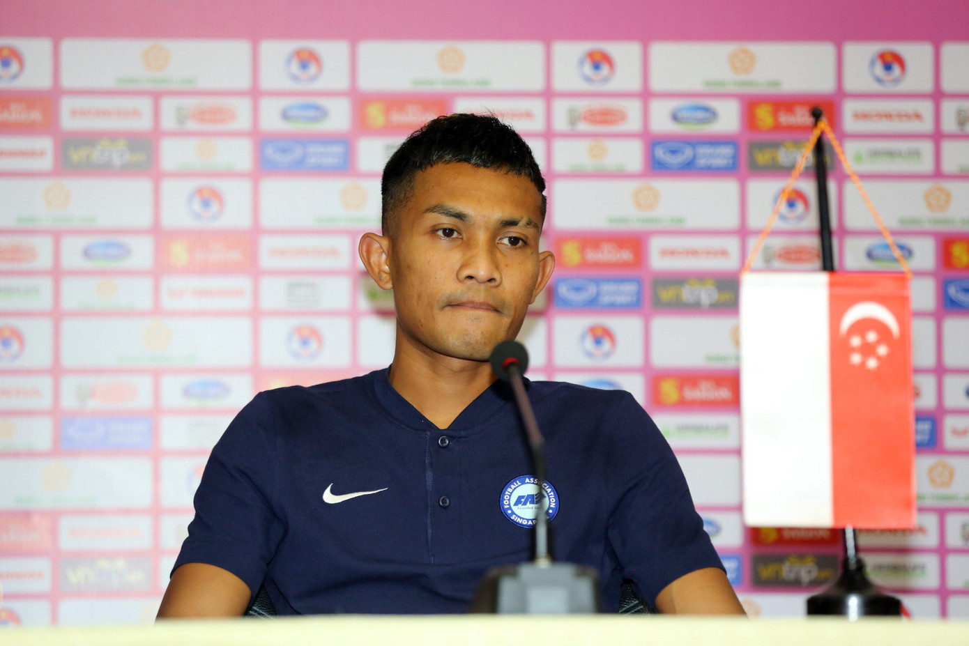 Cầu thủ Hafiz Nor của Singapore nói: "HLV mới vẫn tiếp tục với triết lý đã thực hiện trước đó, các cầu thủ tập luyện hăng say, chăm chỉ, chiến đấu hết mình…Hiện tại, các cầu thủ đang cố gắng tối đa cho trận đấu ngày mai. Đó chắc chắn sẽ là trận đấu khó khăn cho chúng tôi. Quang Hải là cầu thủ giỏi, cơ động cao, chúng tôi sẽ có phương án chiến thuật để phong toả cậu ấy". Cầu thủ Hafiz Nor của Singapore nói: "HLV mới vẫn tiếp tục với triết lý đã thực hiện trước đó, các cầu thủ tập luyện hăng say, chăm chỉ, chiến đấu hết mình…Hiện tại, các cầu thủ đang cố gắng tối đa cho trận đấu ngày mai. Đó chắc chắn sẽ là trận đấu khó khăn cho chúng tôi. Quang Hải là cầu thủ giỏi, cơ động cao, chúng tôi sẽ có phương án chiến thuật để phong toả cậu ấy".