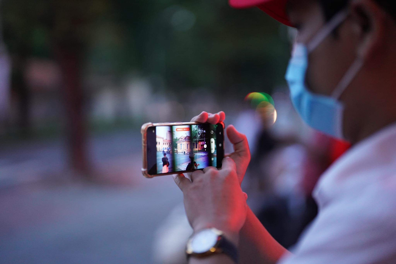 Nhiều người đến sớm để phát trực tiếp lên mạng xã hội. &quot;Tôi rất quan tâm đến phiên toà nên từ 2h sáng đã đi từ huyện Nhà Bè lên đây&quot;, một người có mặt trước cổng tòa án cho hay.