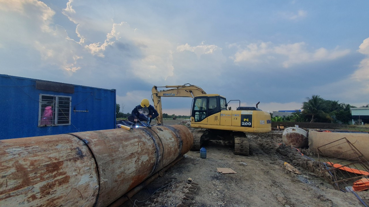 Máy móc, phương tiện thi công đưa vào thi công tuyến chính. Máy móc, phương tiện thi công đưa vào thi công tuyến chính.