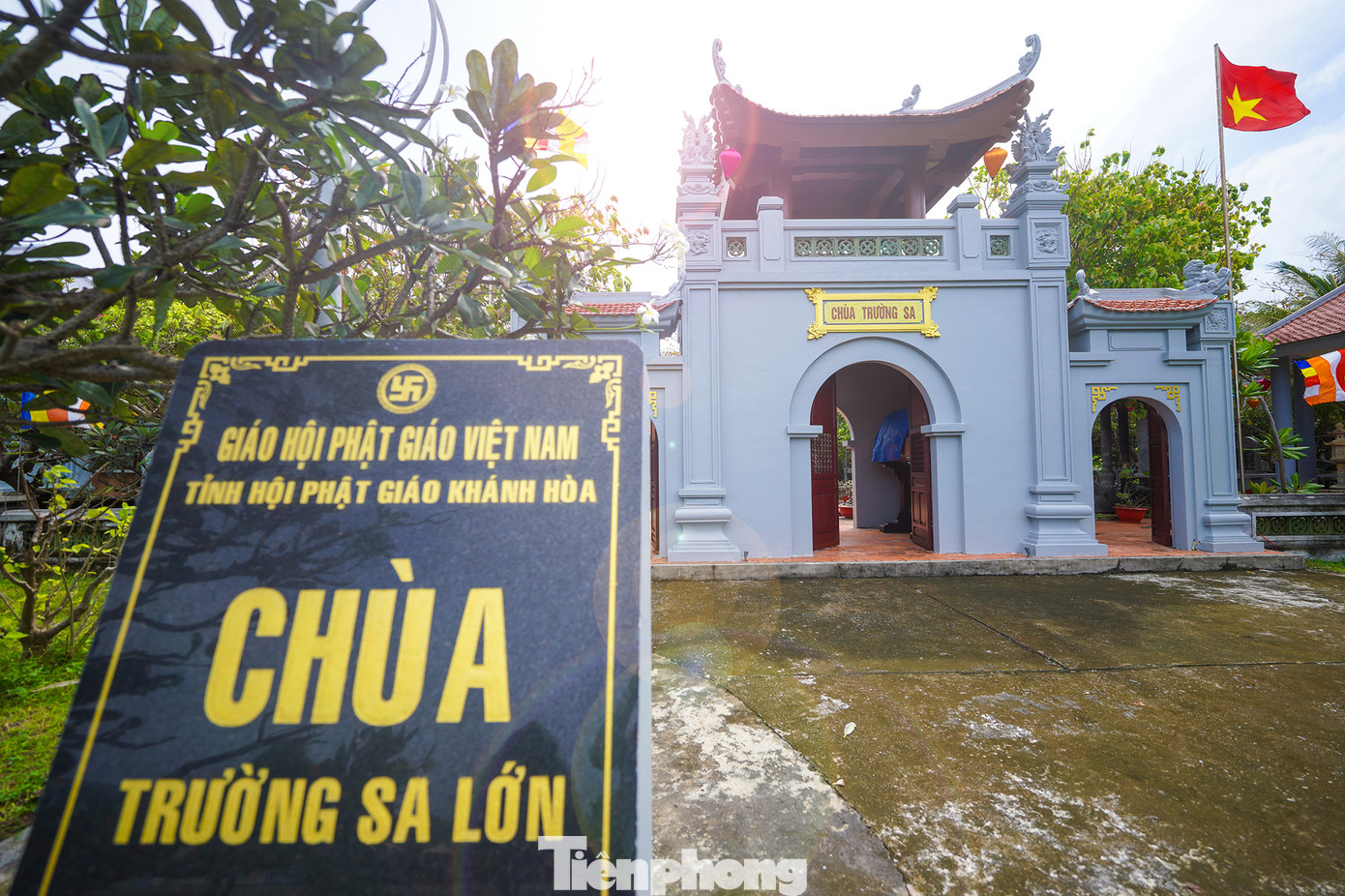 Chùa Trường Sa tọa lạc tại trung tâm đảo Trường Sa (Thị trấn Trường Sa, huyện Trường Sa, tỉnh Khánh Hòa), nằm trong quần thể với Đài tưởng niệm các anh hùng liệt sĩ và Nhà tưởng niệm Bác Hồ.