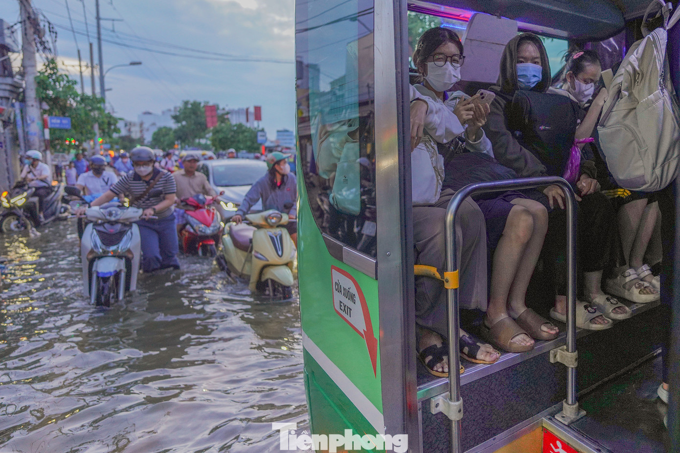 Giờ em chỉ mong được lên xe buýt, đứng dưới nước này giờ rộp chân hết rồi. Em lại dễ bị dị ứng, tiếp xúc với nước này ngứa mấy ngày mới hết", bạn Thuý Hiền, sinh viên trường ĐH Tài chính-Marketing chia sẻ.