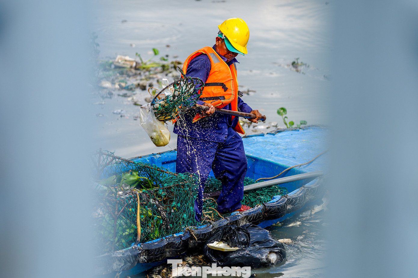 Sáng 9/5, PV ghi nhận những túi rác lớn nổi trên mặt kênh, nằm lẫn vào lớp xác cá. Sáng 9/5, PV ghi nhận những túi rác lớn nổi trên mặt kênh, nằm lẫn vào lớp xác cá.