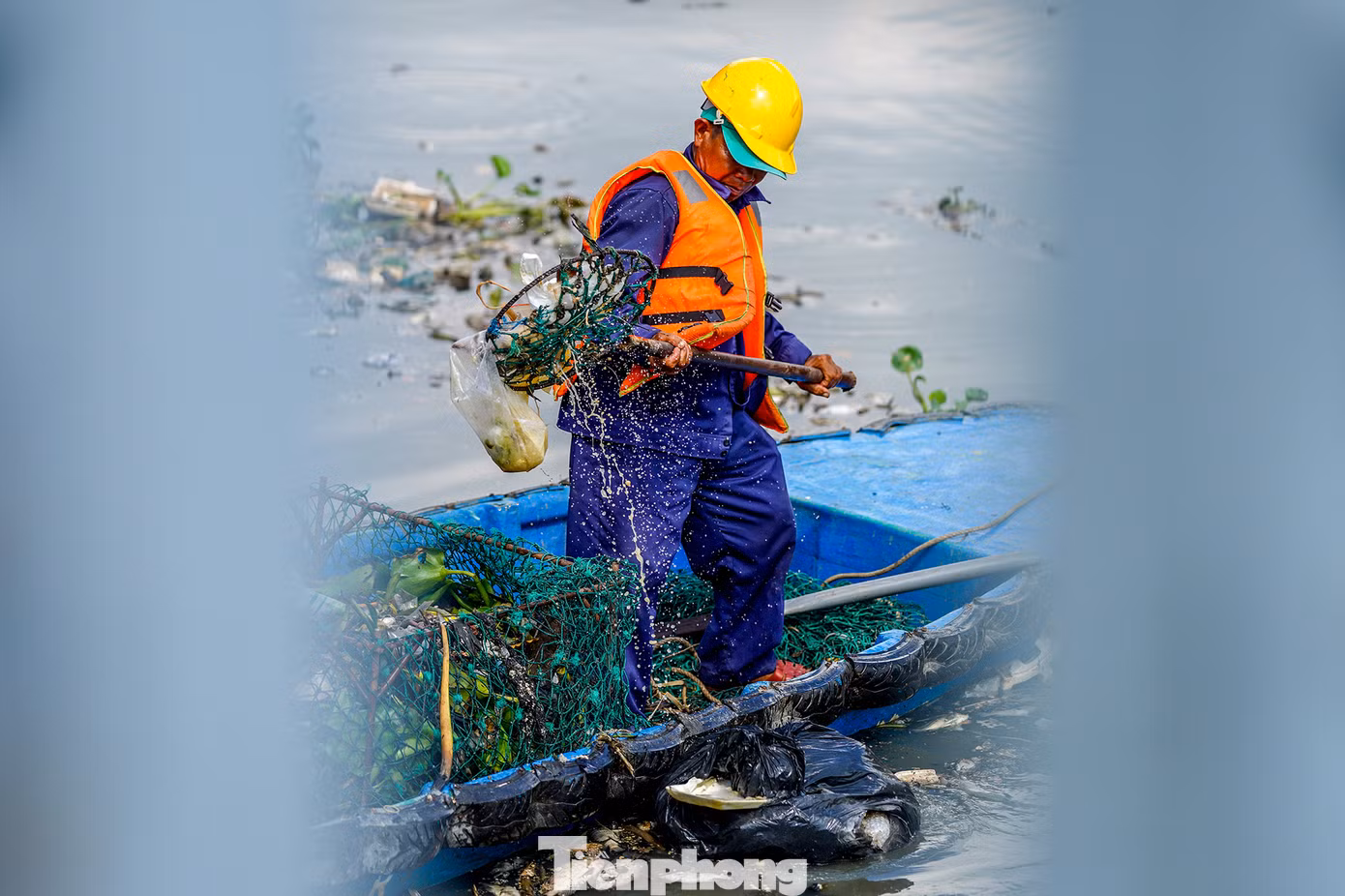 Sáng 9/5, PV ghi nhận những túi rác lớn nổi trên mặt kênh, nằm lẫn vào lớp xác cá.