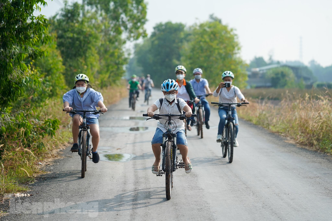 Trong suốt hành trình, du khách được hòa mình vào thiên nhiên của làng quê Củ Chi để giải tỏa căng thẳng và những ồn ào hàng ngày nơi phố thị. Trong ảnh, các du khách nhí khá hăng hái khi đạp xe cùng các cô chú trong đoàn.
