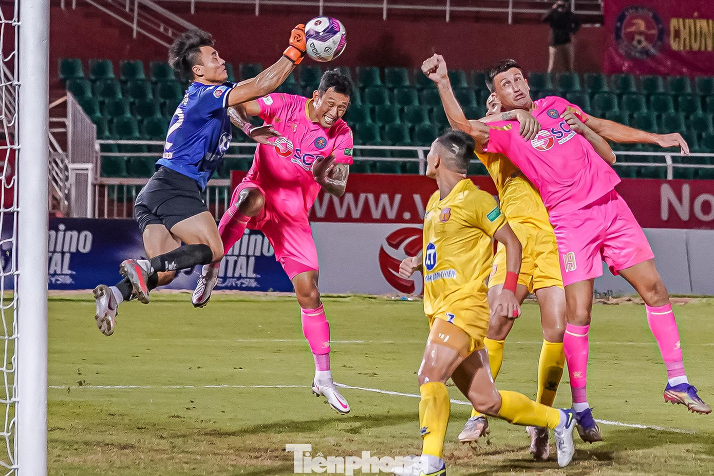 Sau bàn thua, Sài Gòn FC gia tăng sức ép hòng có thể tìm bàn gỡ hoà, nhưng gặp hàng phòng ngự nhiều tầng của Nam Định đã không có cơ hội làm khó khung thành của thủ môn Văn Tú.