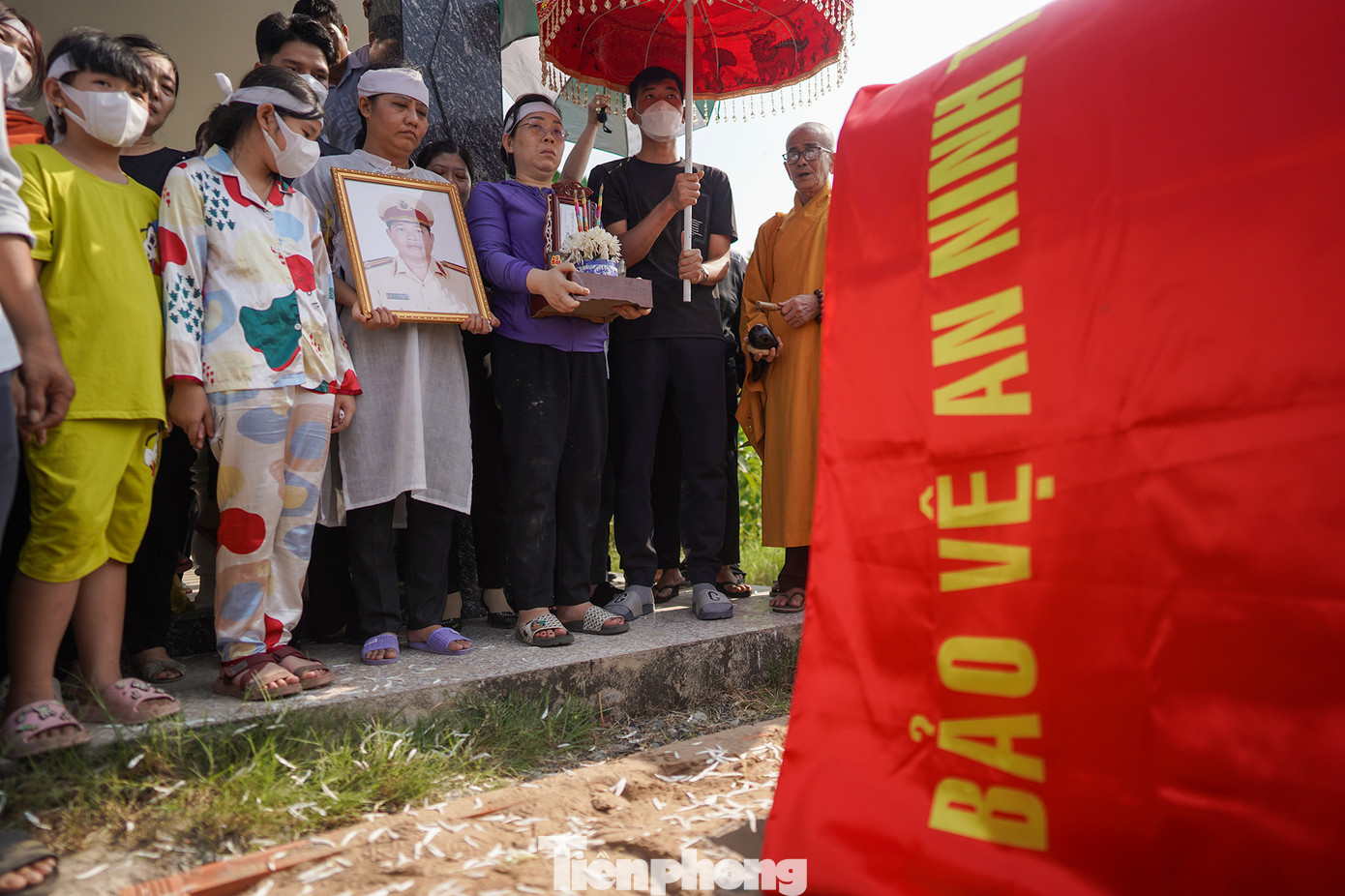 Gia đình, người thân bên mộ Trung tá Hào.