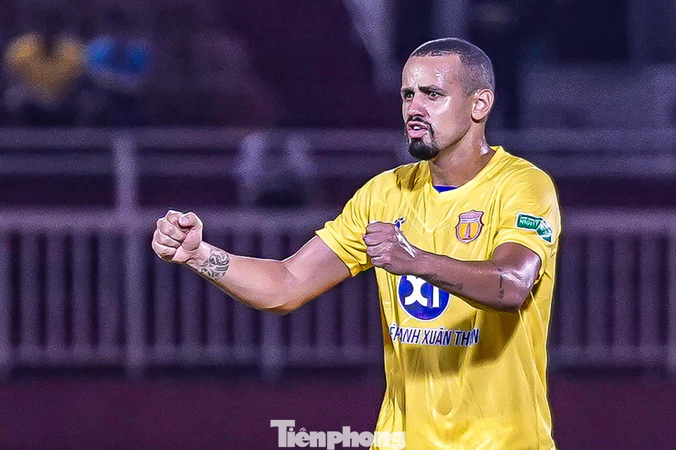 Niềm vui của Sài Gòn FC không kéo dài quá lâu vì phút 65, Alisson đã có bàn thắng nâng tỷ số 2-1 cho Nam Định từ cú đá phạt góc.