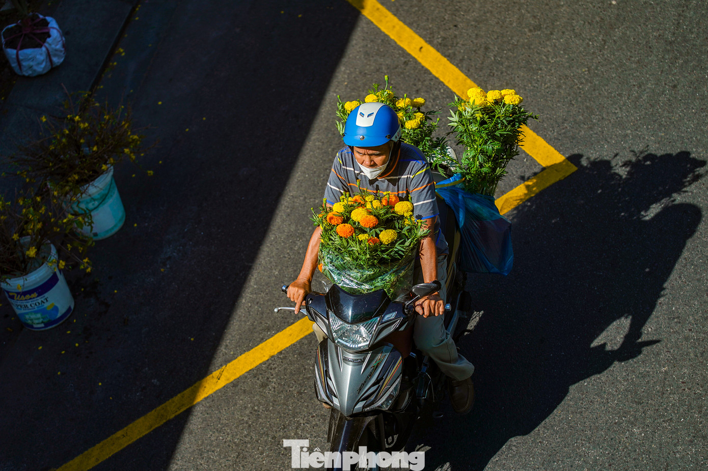 "Tôi làm công nhân vừa mất việc trước tết nên việc mua sắm tết rất chắt chiu, phải tính từng đồng. Giờ chỉ dám xuống tiền 200.000-300.000 đồng thôi để mua mấy chậu hoa rẻ cho nhà có tết", ông Nguyễn Thành Tú, ngụ quận Tân Bình chia sẻ.