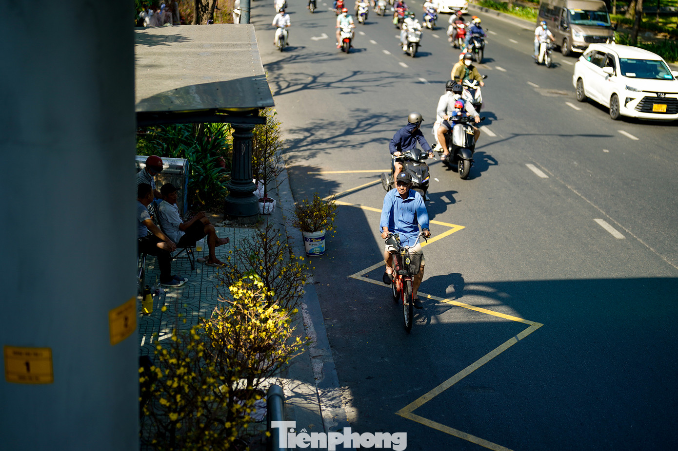 Một góc đường trưng bán hoa tết chỉ có vài cây nhưng cũng hiu hắt khách mua.