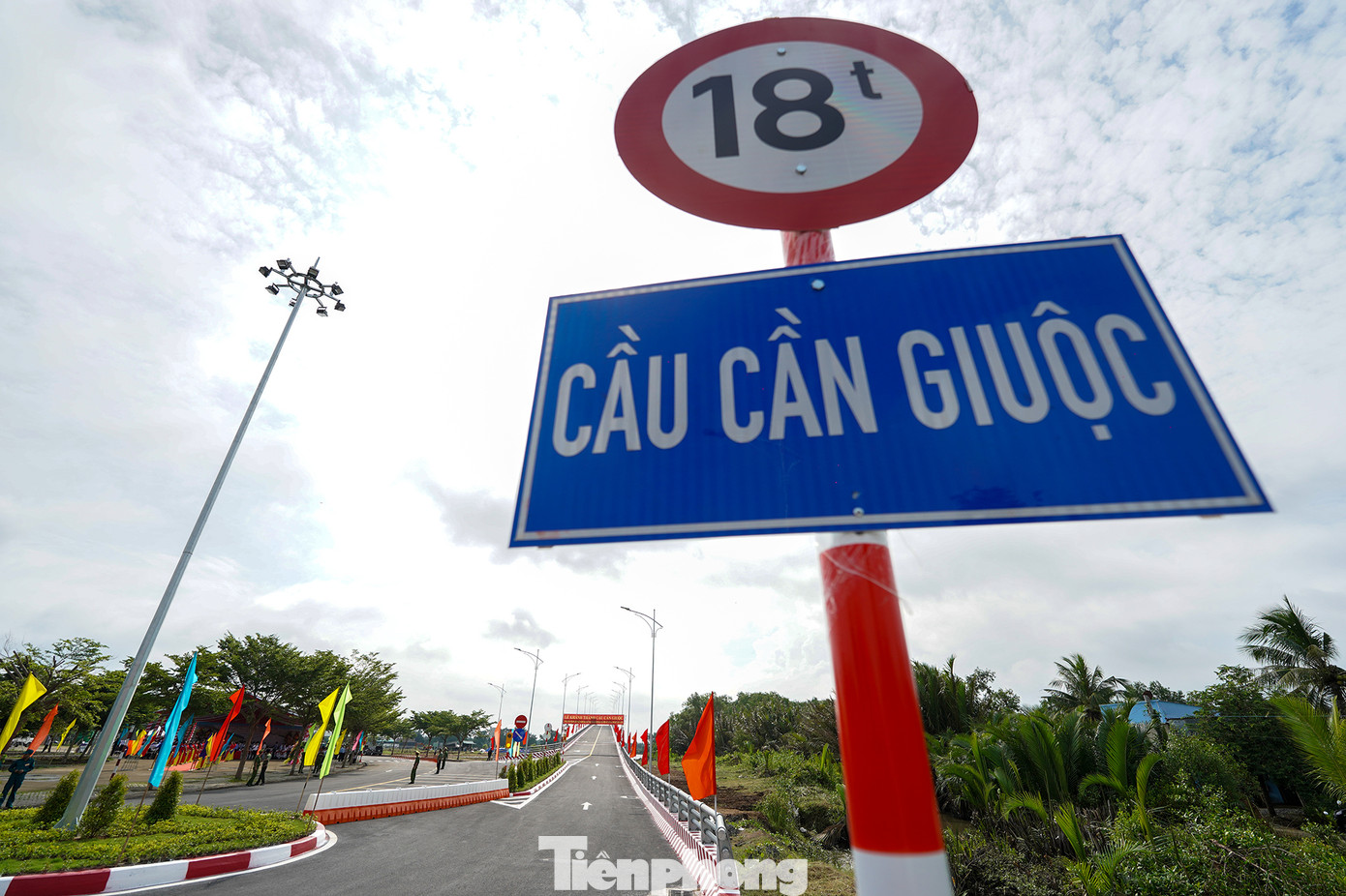 Cầu bắc qua sông Cần Giuộc giúp kết nối và phá thế độc đạo giao thông bằng đường bộ giữa khu vực vùng thượng và vùng hạ của huyện Cần Giuộc Cầu bắc qua sông Cần Giuộc giúp kết nối và phá thế độc đạo giao thông bằng đường bộ giữa khu vực vùng thượng và vùng hạ của huyện Cần Giuộc