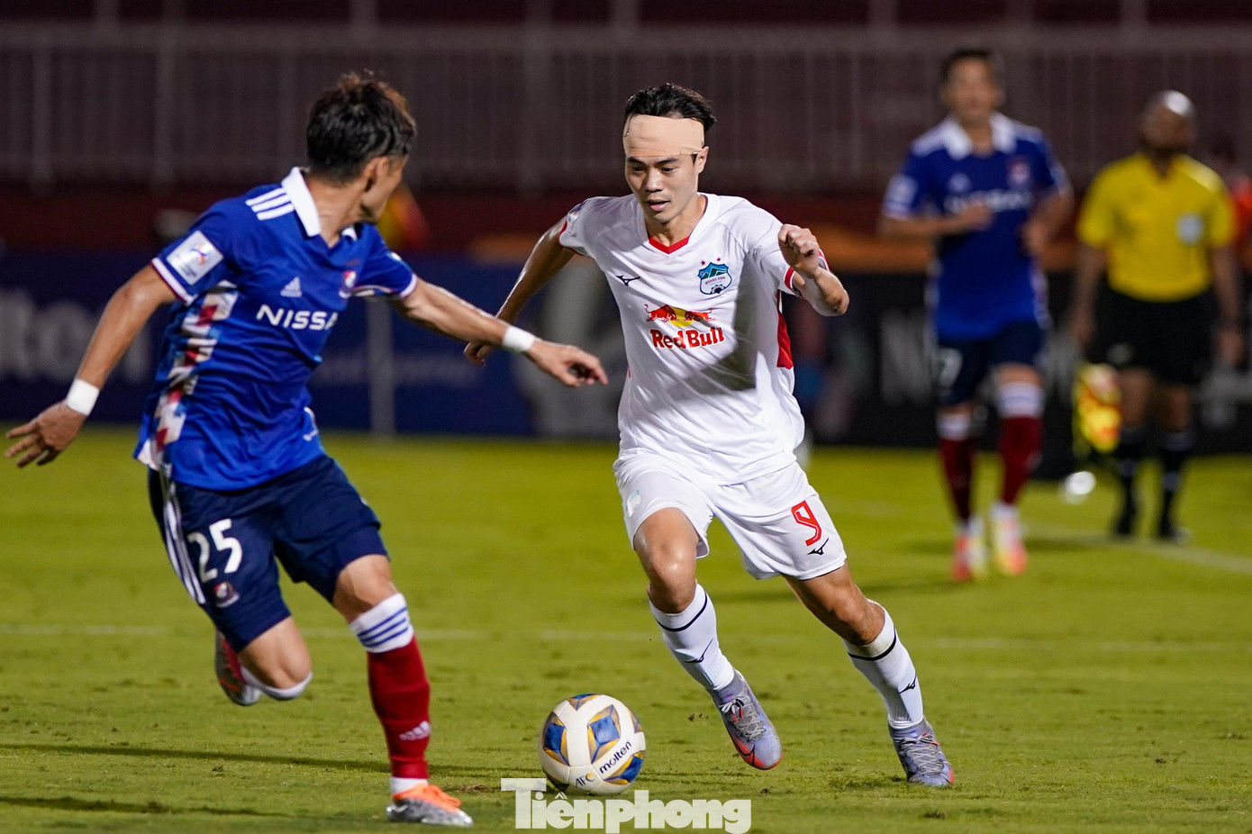 Văn Toàn thi đấu máu lửa, không ngại va chạm nhưng vẫn chưa mang lại thành tích tốt cho đội nhà. Văn Toàn thi đấu máu lửa, không ngại va chạm nhưng vẫn chưa mang lại thành tích tốt cho đội nhà.