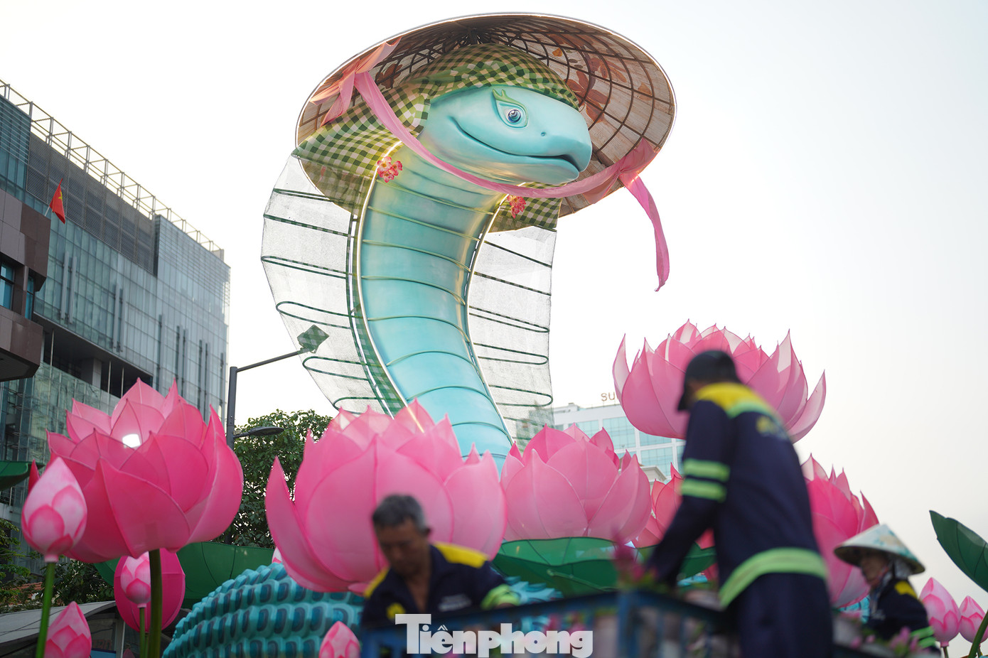 Theo BTC, đường hoa Nguyễn Huệ thực hiện gần 90% tiến độ.