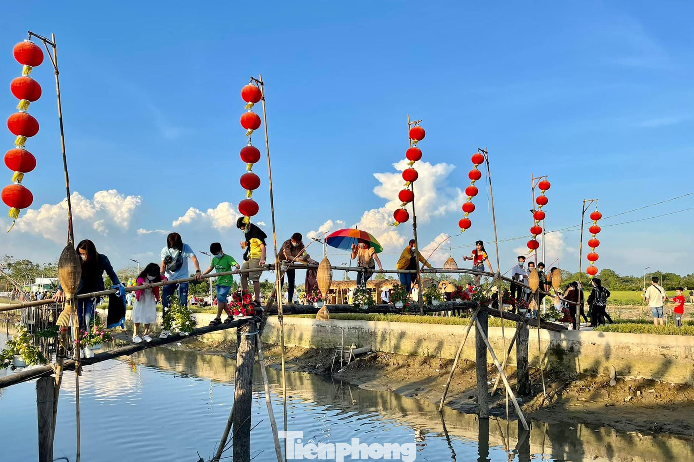 Ráng chiều trên phố ông Lang. Một cây cầu khỉ được ông dựng lên dành cho khách tìm lại cảm giác về với vùng quê miền Tây Ráng chiều trên phố ông Lang. Một cây cầu khỉ được ông dựng lên dành cho khách tìm lại cảm giác về với vùng quê miền Tây