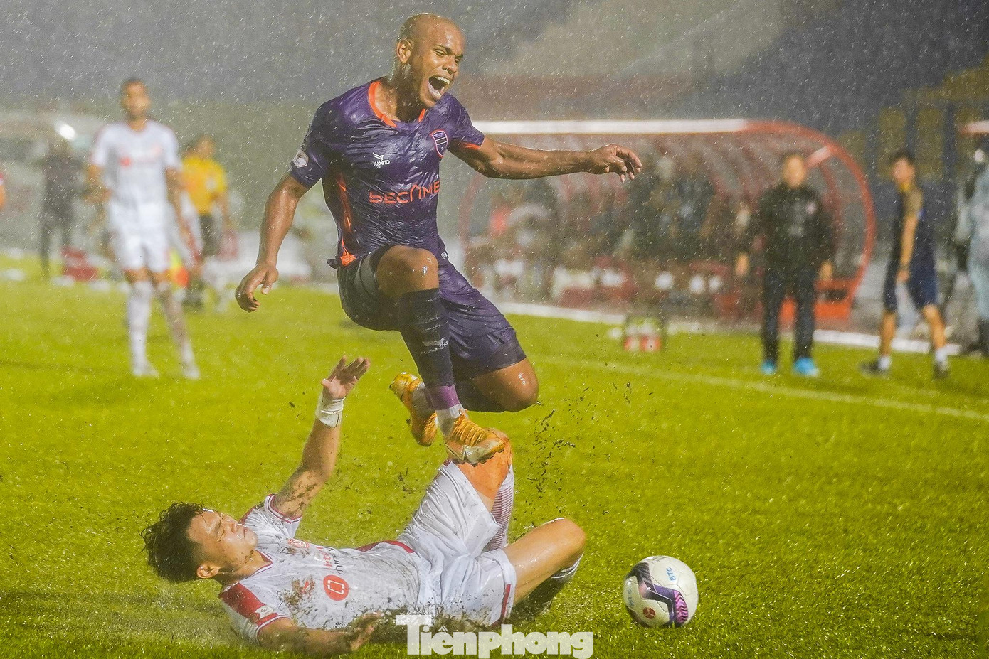 Hưng phấn khi đang dẫn trước cộng với khát khao cải thiện thành tích sau hai trận thua, B.Bình Dương bắn phá liên tục, không chọn phòng thủ để bảo toàn tỷ số. Hưng phấn khi đang dẫn trước cộng với khát khao cải thiện thành tích sau hai trận thua, B.Bình Dương bắn phá liên tục, không chọn phòng thủ để bảo toàn tỷ số.