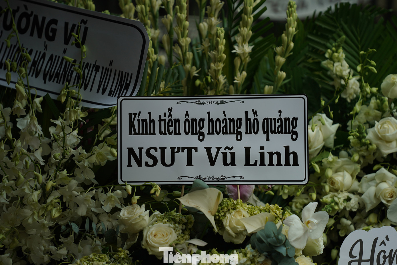 Vòng hoa một người mộ điệu viếng "ông hoàng Hồ quảng".