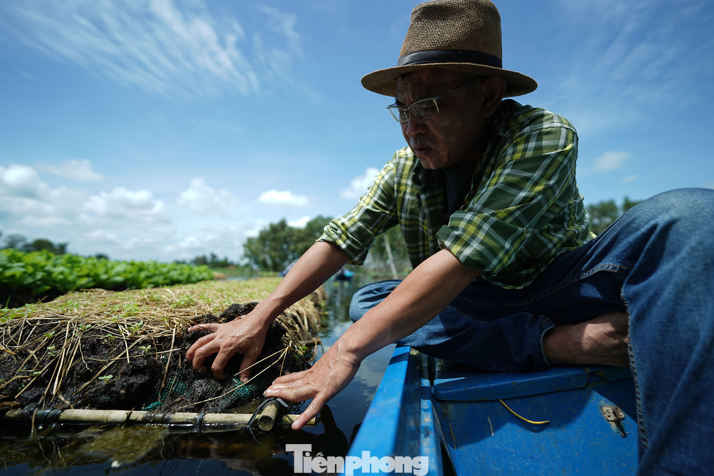 Tận dụng ao, hồ sẵn có, ông Đắc dùng vỏ chai nhựa phế thải kết lại tạo ra những bè nổi hình chữ nhật, mỗi bè có diện tích khoảng 3m2. xung quanh bè bao bọc bằng lưới và những nẹp tre, phía trên phủ lớp phân làm từ lục lục bình để làm giá thể. Tận dụng ao, hồ sẵn có, ông Đắc dùng vỏ chai nhựa phế thải kết lại tạo ra những bè nổi hình chữ nhật, mỗi bè có diện tích khoảng 3m2. xung quanh bè bao bọc bằng lưới và những nẹp tre, phía trên phủ lớp phân làm từ lục lục bình để làm giá thể.