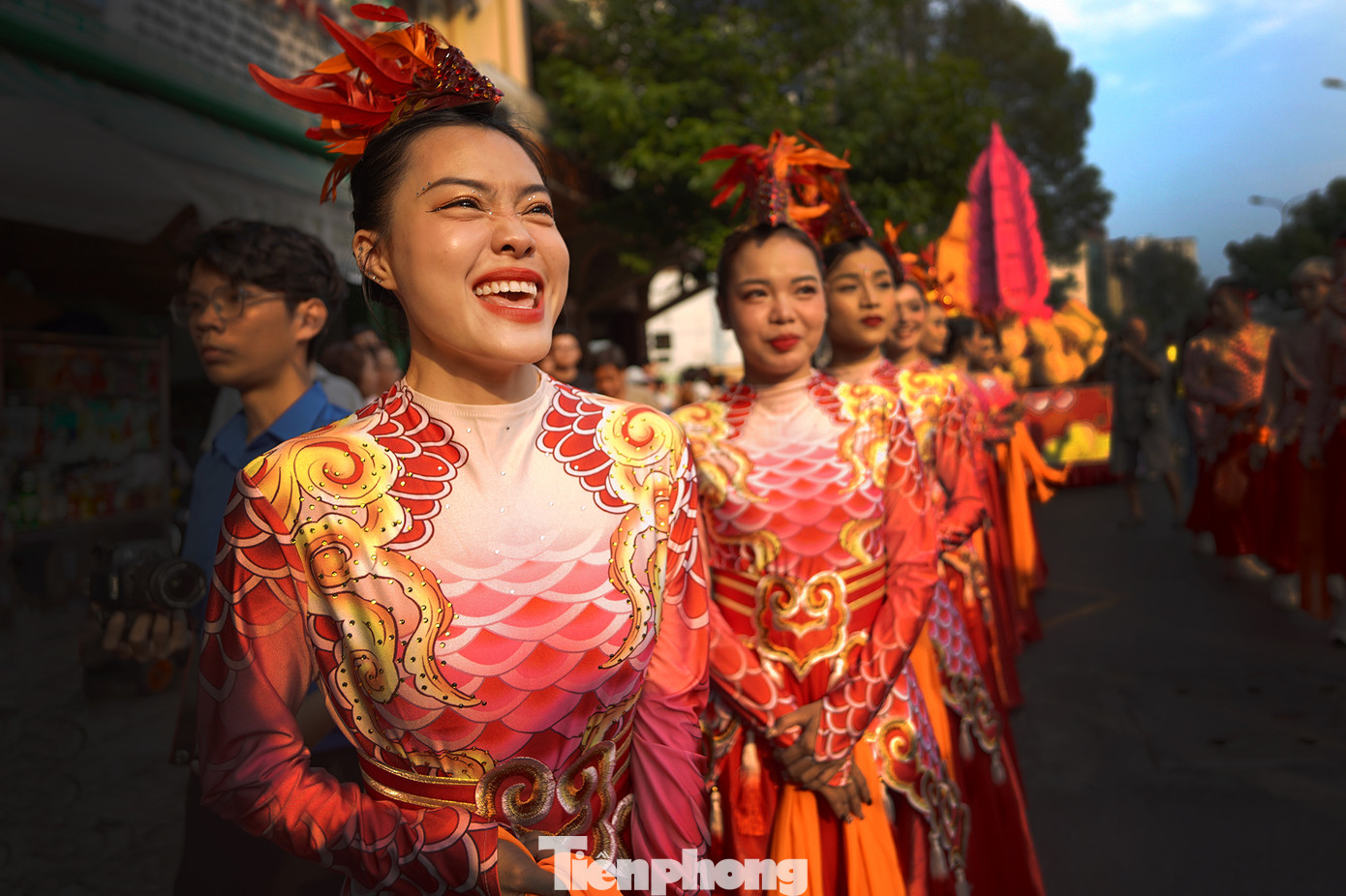 Các diễn viên đến từ các vũ đoàn ca múa của các quận 5-6-11, khu vực Chợ Lớn, các trường THPT háo hức trước giờ diễu hành. Lễ hội Nguyên tiêu – Di sản văn hóa phi vật thể đã được đưa vào chuỗi sự kiện đón tết cổ truyền của dân tộc và là một trong 19 sự kiện văn hóa, nghệ thuật, lễ hội tiêu biểu tại TPHCM.