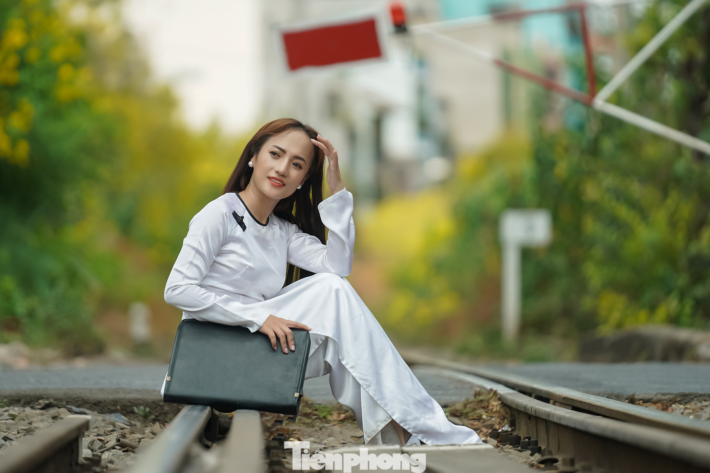 Đoạn gần cầu số 7 bắc qua kênh Nhiêu Lộc - Thị Nghè. Nhiều bạn trẻ cũng kéo đến đây ghi lại khoảnh khắc hoa huỳnh liên nở vàng rực.