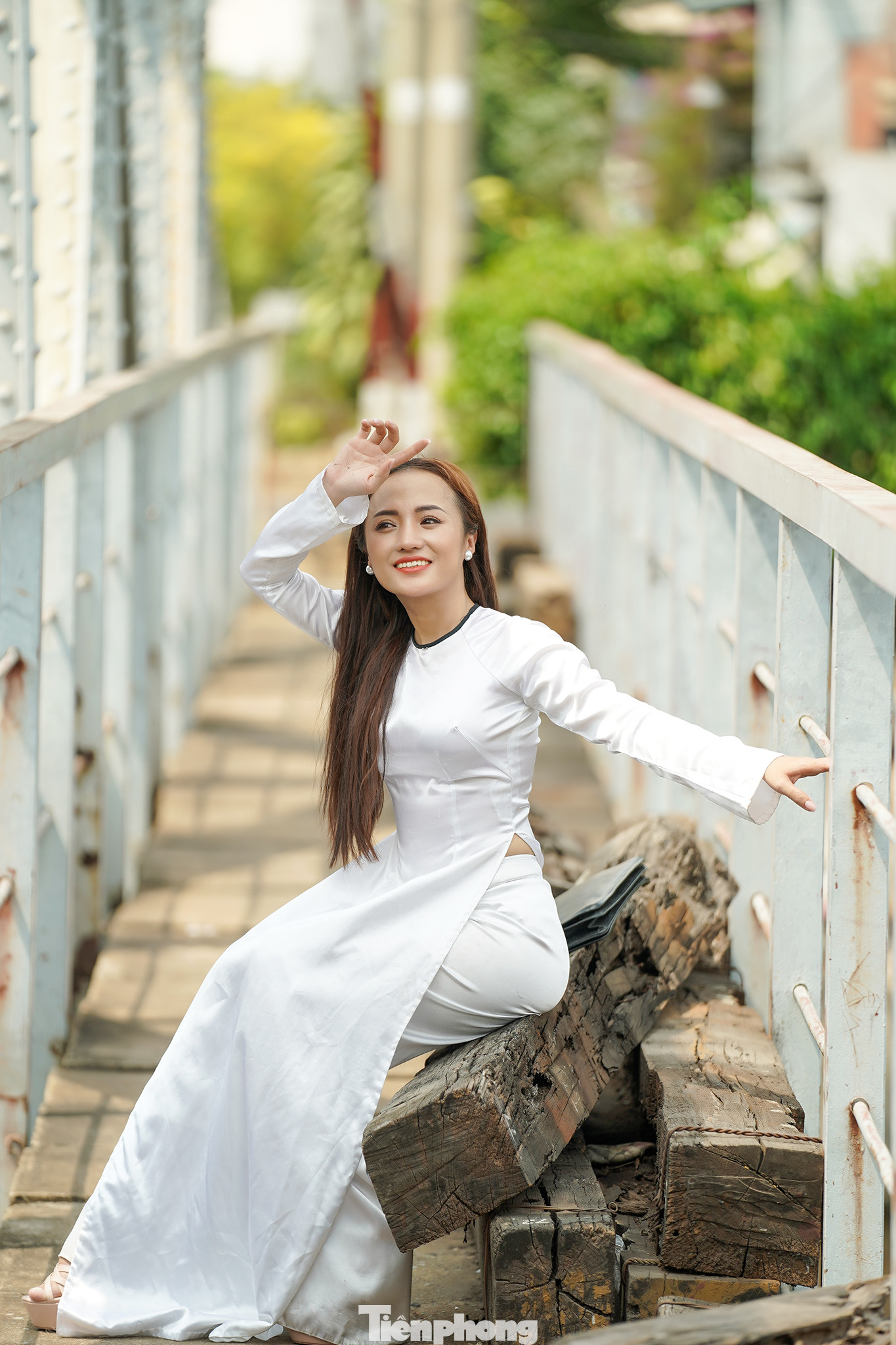 Lối bộ hành cầu đường sắt cổ kính tạo cảm xúc cho người chụp. "Cung đường sắt Sài Gòn vẫn cho tôi nhiều cảm xúc. Mỗi lần ra đây, phải đi nhiều vòng, chọn góc để có ảnh đẹp và cũng để an toàn. Thường bản thân mình vẫn hay chụp gần các chốt gác hay cầu dẫn có lối đi bộ. Khi thấy gác chắn đóng mình mới ra chụp để đảm bảo an toàn bản thân, không ảnh hưởng đến đoàn tàu", bạn Trinh Hồ chia sẻ.