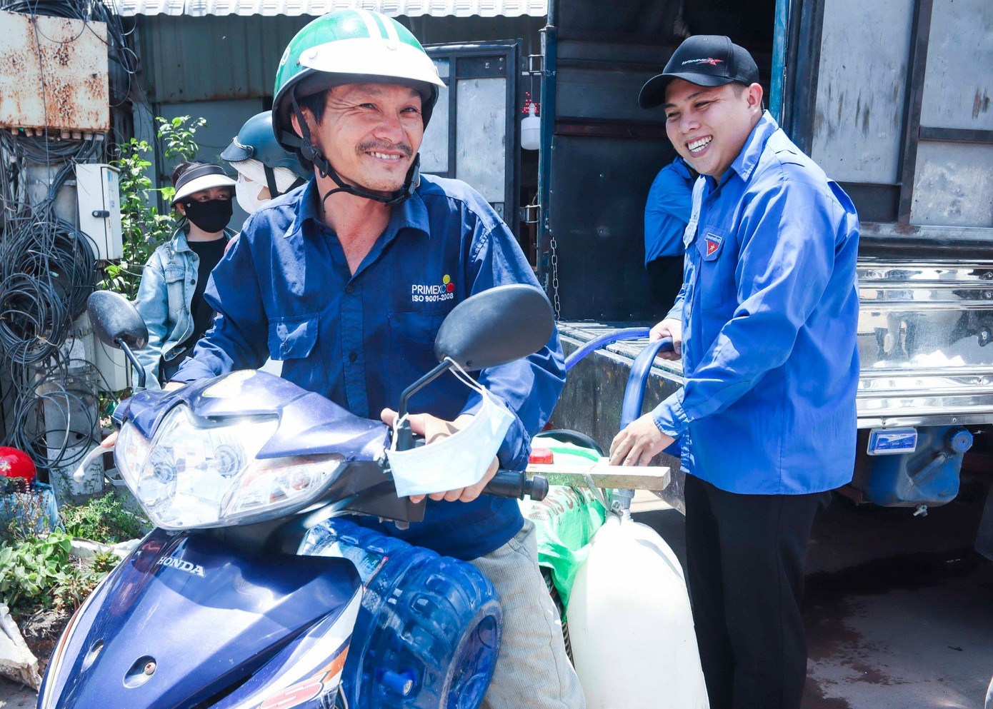 Tỉnh Đoàn Long An phối hợp Đội tình nguyện Bạn hữu đường xa ở Tân An và Châu Thành (Long An), và Team R - H cùng các nhà hảo tâm thực hiện chương trình “Giọt nước nghĩa tình” tại huyện Cần Giuộc.