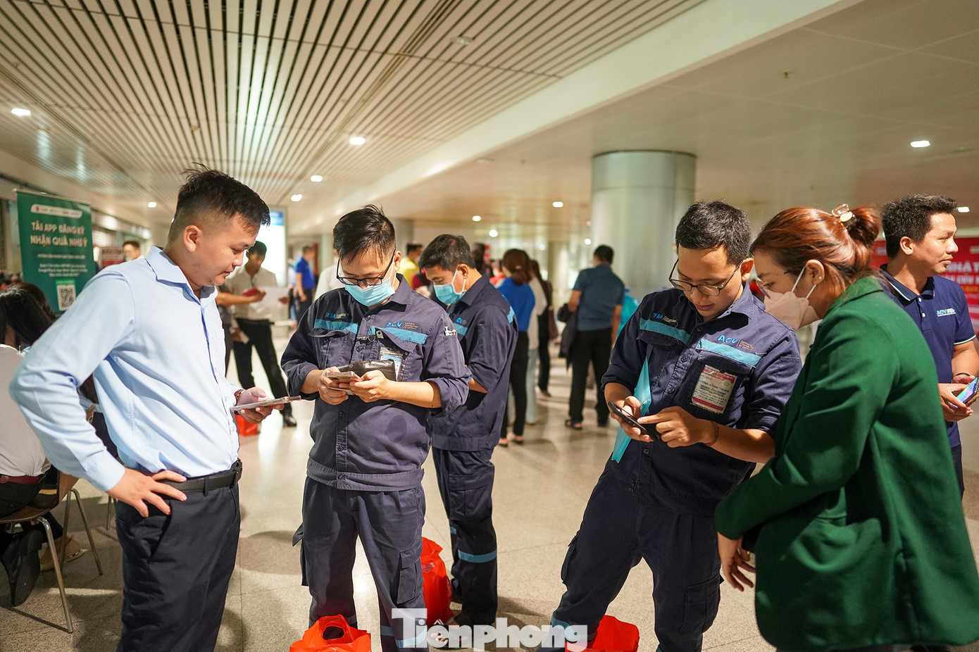 Các nhân viên sân bay vừa xong ca cũng tranh thủ đến tham gia các hoạt động bên lề của ngày hội Chủ nhật Đỏ. Các nhân viên sân bay vừa xong ca cũng tranh thủ đến tham gia các hoạt động bên lề của ngày hội Chủ nhật Đỏ.