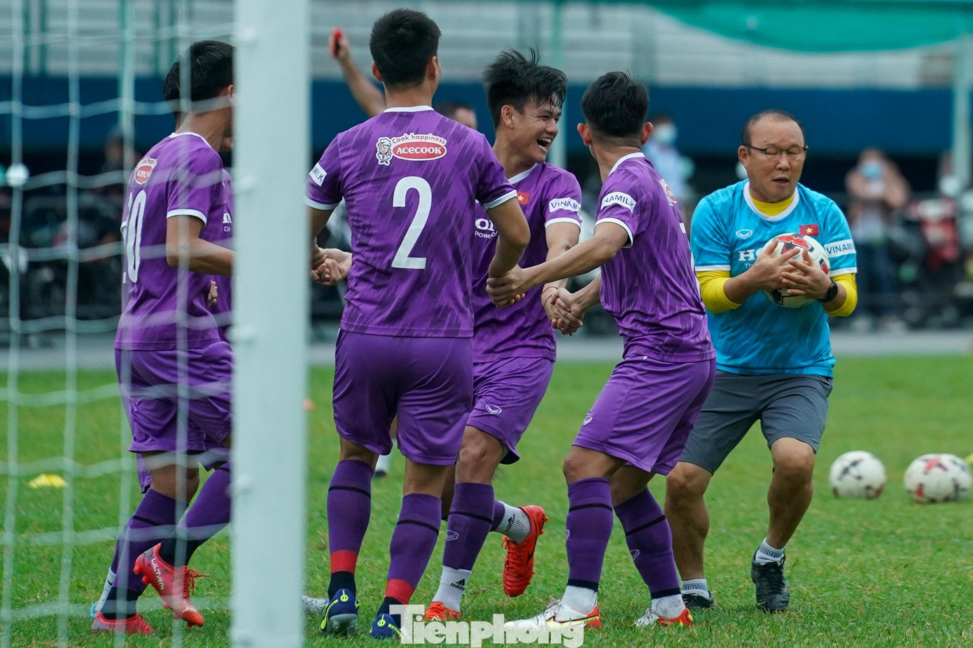 Nhóm của Tấn Tài chơi "gian lận" bị thầy Park tịch thu bóng, phạt chống đẩy. Nhóm của Tấn Tài chơi "gian lận" bị thầy Park tịch thu bóng, phạt chống đẩy.