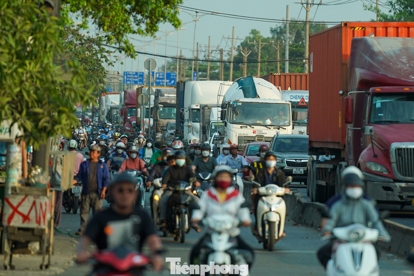Khu vực vòng xoay Mỹ Thủy có lưu lượng lớn xe tải, xe container di chuyển mỗi ngày để vào cảng Cát Lái theo đường Nguyễn Thị Định. Lượng xe cộ đặc biệt đông trong các khung giờ cao điểm.