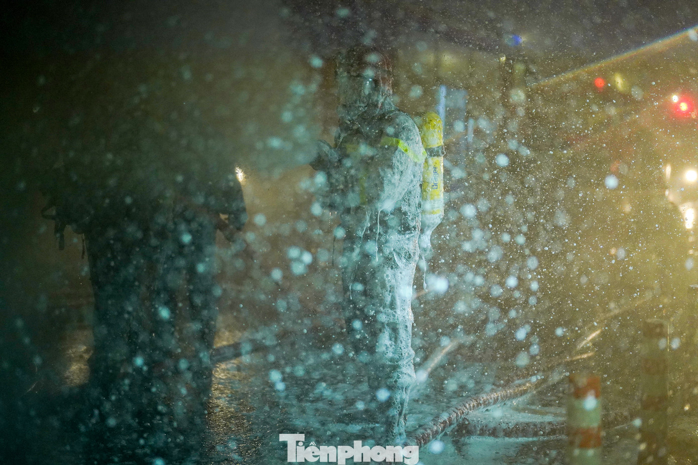 Cao trào của tình huống là tổng lực dập lửa. Trong ảnh, các chiến sĩ bị bao phủ bởi khói, nước, vật liệu chữa cháy...