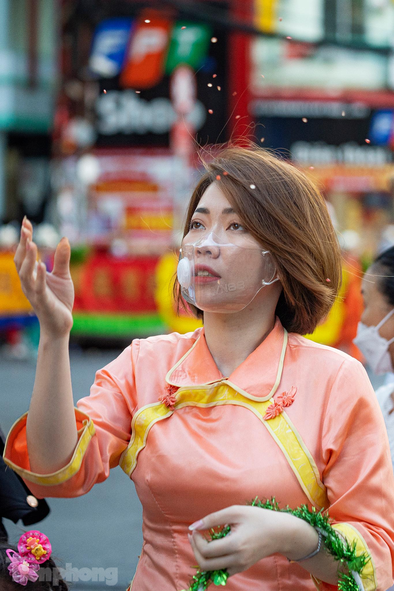 "Em tham gia lần này là lần thứ 5. Tối đêm qua em đâu có ngủ, mong chờ ngày này lâu lắm rồi. Em không phải người Hoa nhưng em rất thích hoạt động này. Khi được tham gia em thấy vui vì cuộc sống trở lại bình thường. Bản thân em suốt mùa dịch tham gia vận chuyển rau củ từ miền Tây bằng tàu cao tốc chi viện cho TPHCM", "tiên nữ" Nguyễn Phương Kim Ngân chia sẻ. "Em tham gia lần này là lần thứ 5. Tối đêm qua em đâu có ngủ, mong chờ ngày này lâu lắm rồi. Em không phải người Hoa nhưng em rất thích hoạt động này. Khi được tham gia em thấy vui vì cuộc sống trở lại bình thường. Bản thân em suốt mùa dịch tham gia vận chuyển rau củ từ miền Tây bằng tàu cao tốc chi viện cho TPHCM", "tiên nữ" Nguyễn Phương Kim Ngân chia sẻ.