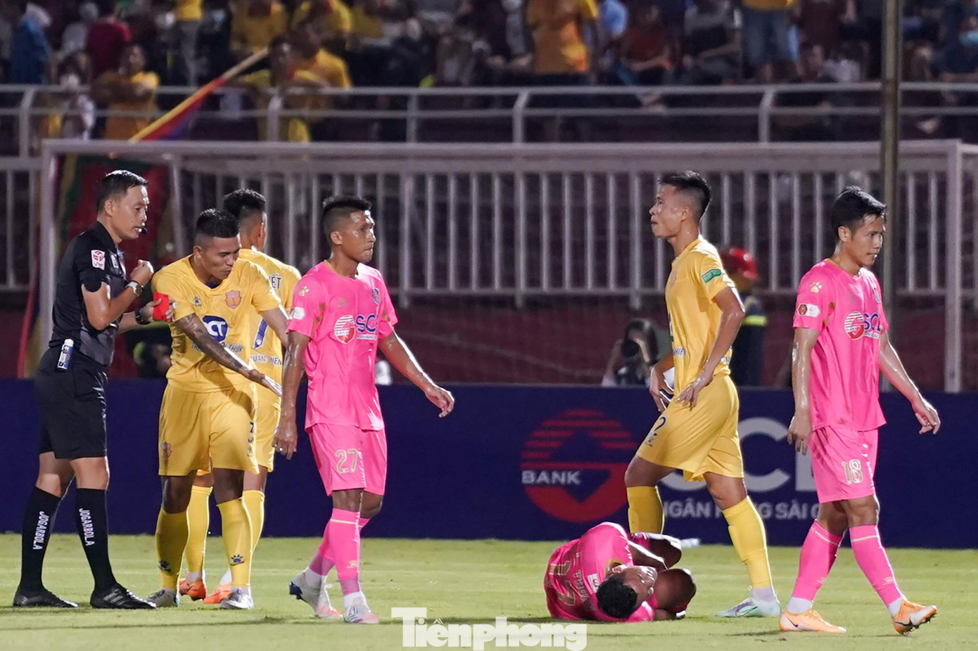 Phút 28, Nam Định chỉ còn thi đấu với 10 người khi Viết Tú nhận thẻ đỏ trực tiếp khi phạm lỗi ác ý với Lâm Thuận của Sài Gòn FC. Chiếc thẻ đỏ khiến toàn bộ đội bóng Nam Định phản ứng dữ dội, nhưng quyết định vẫn không thay đổi. Chơi hơn người, nhưng Sài Gòn FC vẫn chưa tận dụng được cơ hội cho đến hết hiệp 1.