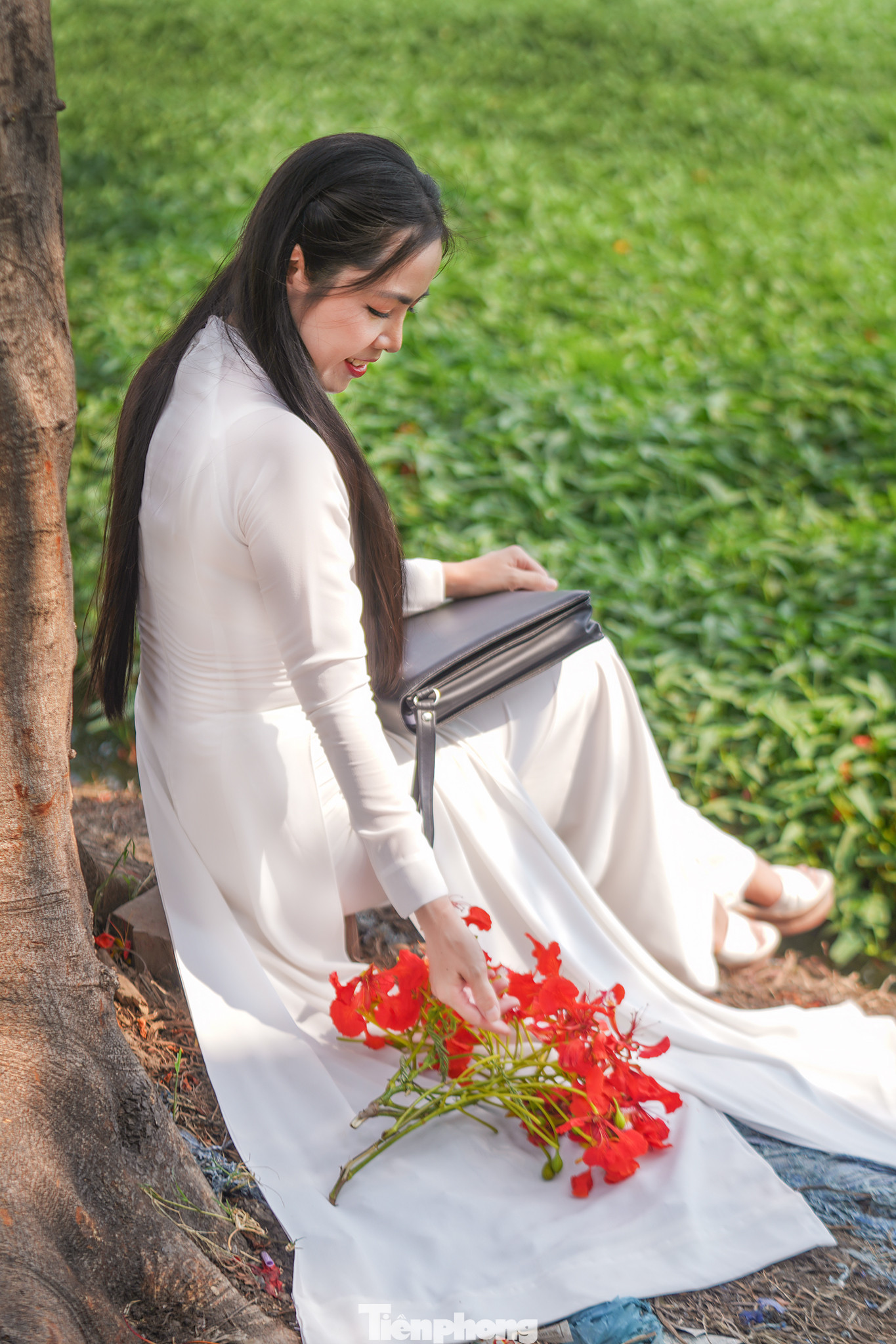 Bạn Nguyễn Thị Trúc Lan (ngụ quận 7, TPHCM), một người mẫu ảnh, cho biết mấy hôm nay, khi hình ảnh "cây phượng cô đơn" được chia sẻ rộng trên mạng xã hội cô cảm thấy háo hức nên đã tìm đến đây chụp ảnh, mặc dù cách nhà gần ba mươi km.