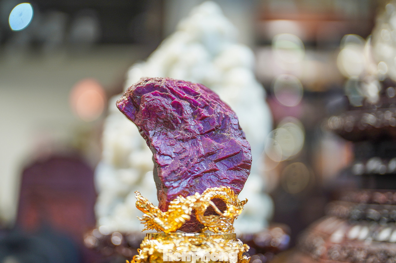 Chia sẻ về viên ruby "máu" trong ảnh, anh Khoa cho biết: "Vì một duyên may mà tôi có được viên ruby có kích thước lớn như thế này. Theo nhiều nhà nghiên cứu có kinh nghiệm cho rằng đây là viên đá xuất xứ từ Lục Yên, Yên Bái".