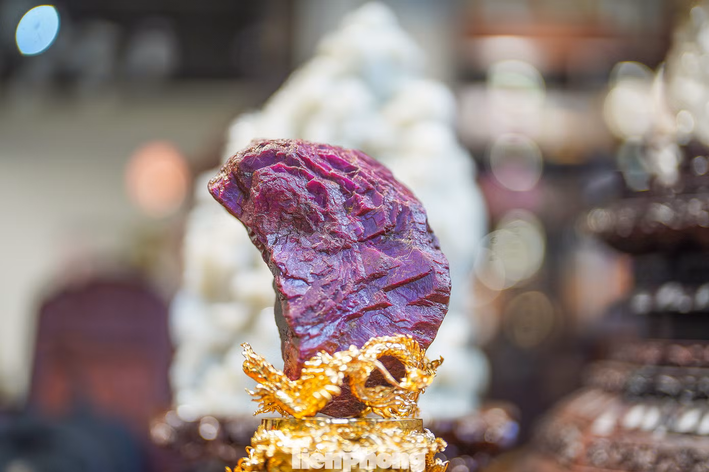 Chia sẻ về viên ruby "máu" trong ảnh, anh Khoa cho biết: "Vì một duyên may mà tôi có được viên ruby có kích thước lớn như thế này. Theo nhiều nhà nghiên cứu có kinh nghiệm cho rằng đây là viên đá xuất xứ từ Lục Yên, Yên Bái".