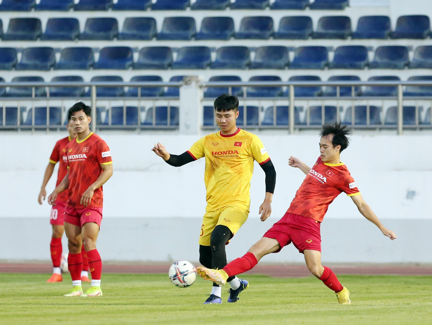 Văn Toản và Văn Toàn trong một pha tranh chấp tay đôi.