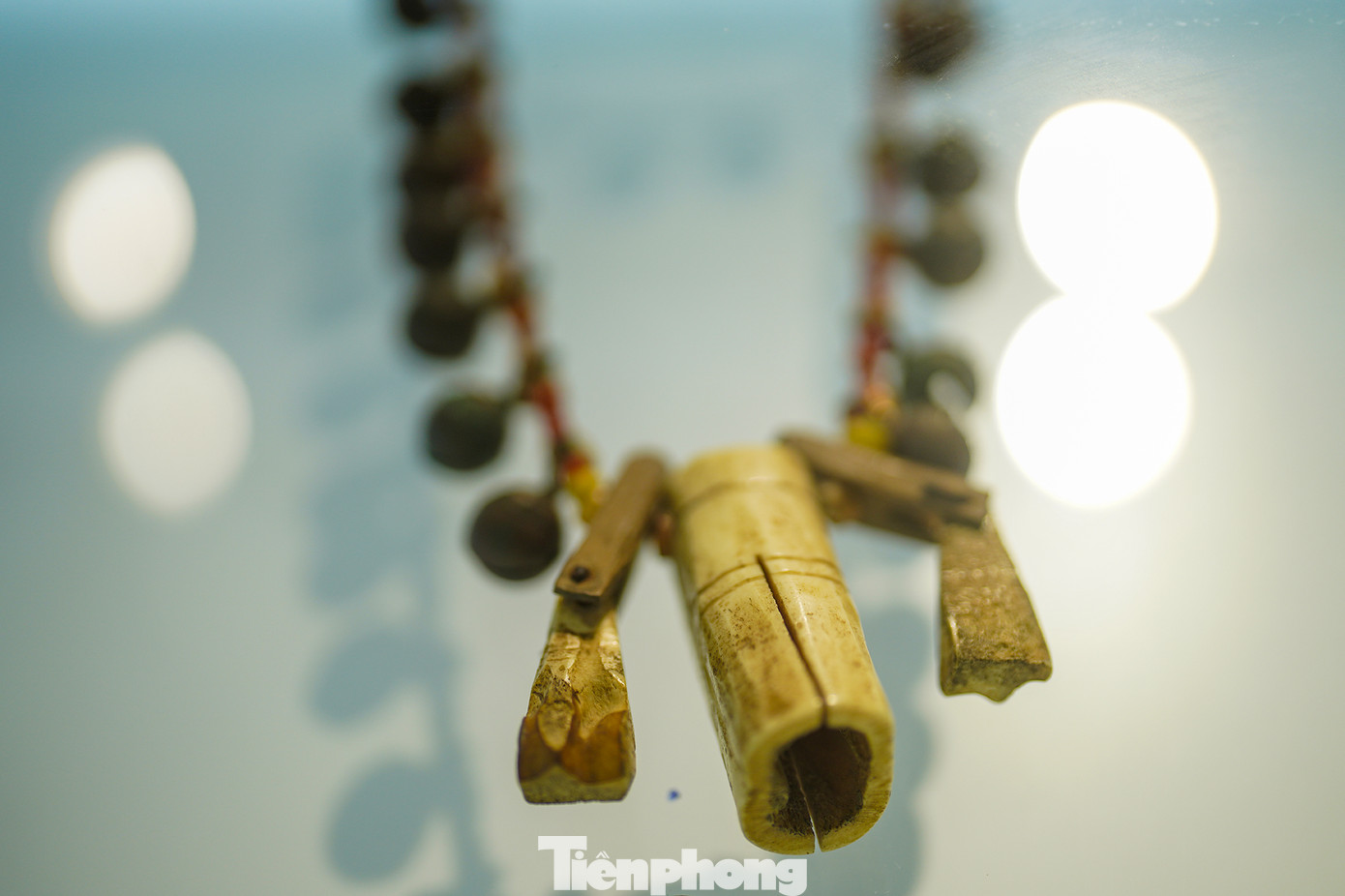 Mặt dây đeo cổ bằng xương động vật và các chi tiết bằng mã não của dân tộc Bru-Vân Kiều. Bru - Vân Kiều và Tà Ôi là hai trong 54 thành phần dân tộc Việt Nam, hiện đang sinh sống trên dãy Trường Sơn, địa bàn phân bố chủ yếu là ở phía Tây tỉnh Quảng Trị và tỉnh Thừa Thiên Huế.