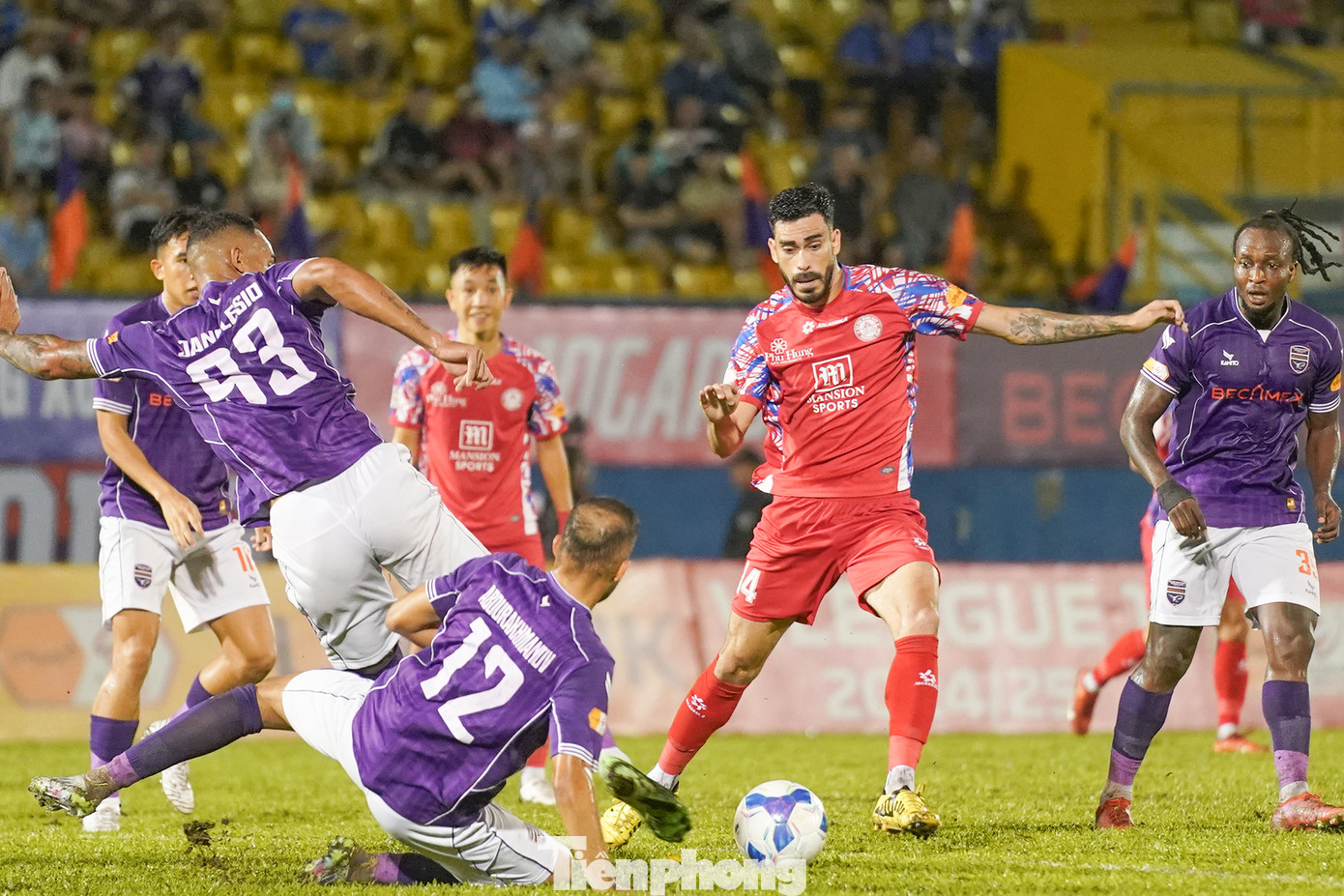 Theo quan sát, hàng công của TPHCM chơi hay nhưng không khởi sắc khi hầu hết các cú dứt điểm hay pha phối hợp đều bị hàng thủ B. Bình Dương đánh chặn từ ngoài vòng cấm.