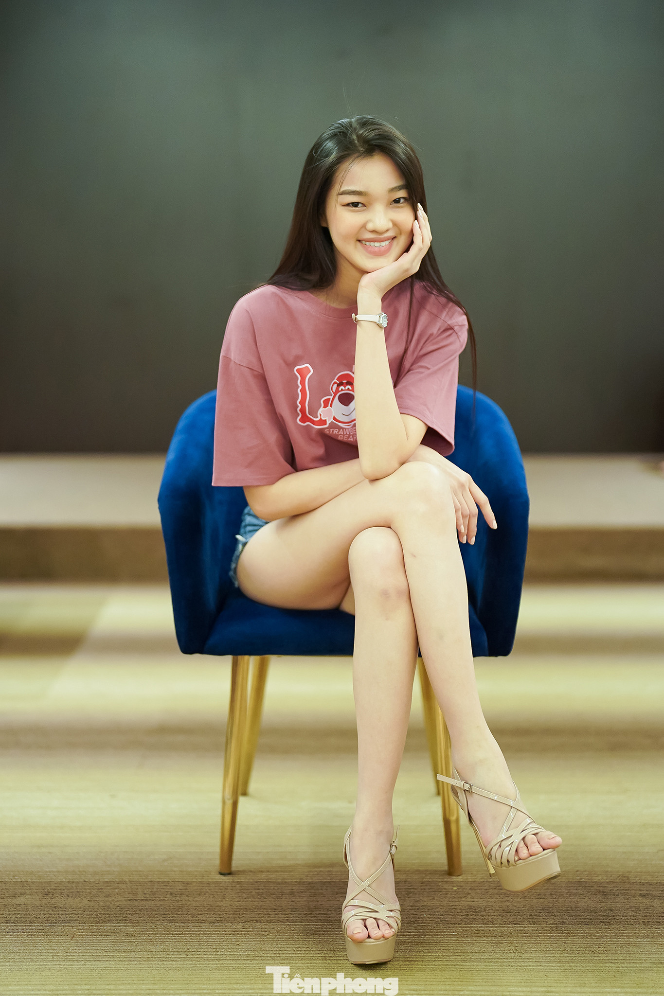 Sau khi vào vòng chung kết Hoa hậu Việt Nam, Bé Quyên tiếp tục là thí sinh nổi bật trong số 35 cô gái. Người đẹp Áo dài dần bộc lộ nhiều kỹ năng từ cách tạo dáng đến phong cách trình diễn. Ở buổi tập tạo dáng với ống kính, Bé Quyên gây ấn tượng mạnh với những dáng độc, lạ.