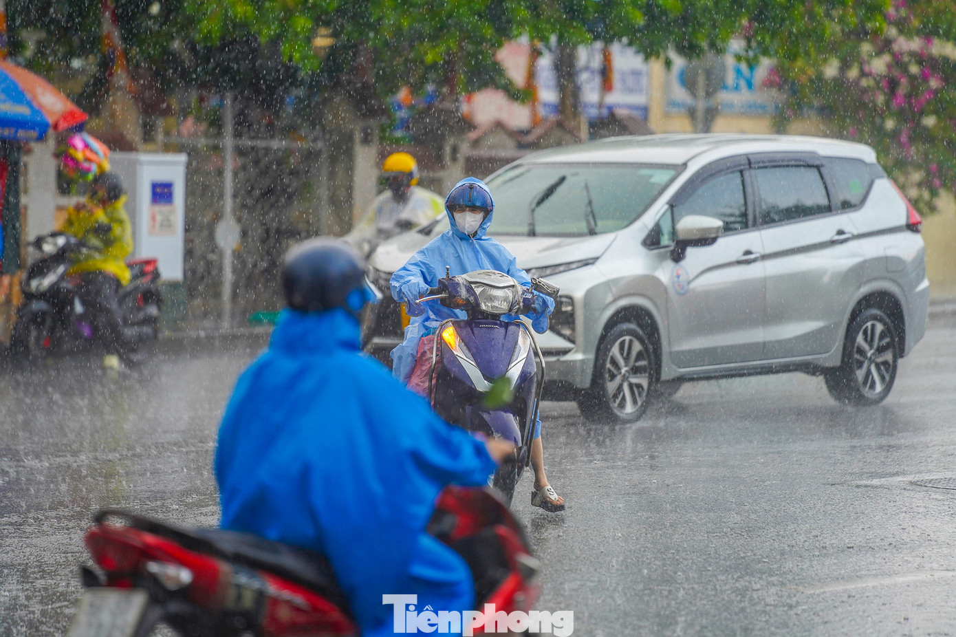 Việc di chuyển cũng cần hết sức cẩn trọng để đảm bảo an toàn giao thông.