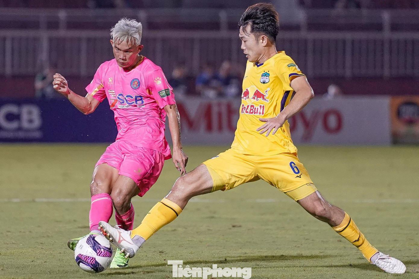 Ở chiều ngược lại, HAGL đang là đội bóng gây đột biến nhất trong tháng 7 vừa qua. Nói thế, bởi từ khi V.League quay trở lại, đội bóng phố Núi đã liền một mạch có 4 trận thắng, qua đó giúp họ từ vị trí cuối bảng leo lên hạng 3 tổng sắp. Đồng thời, HAGL cũng đoạt luôn 3 giải thưởng quan trọng trong tháng 7 là Đội bóng xuất sắc nhất, HLV xuất sắc nhất và Cầu thủ xuất sắc nhất. Điều này sẽ giúp đội bóng phố Núi càng thêm hưng phấn trong chuyến làm khách trên sân Thống Nhất.