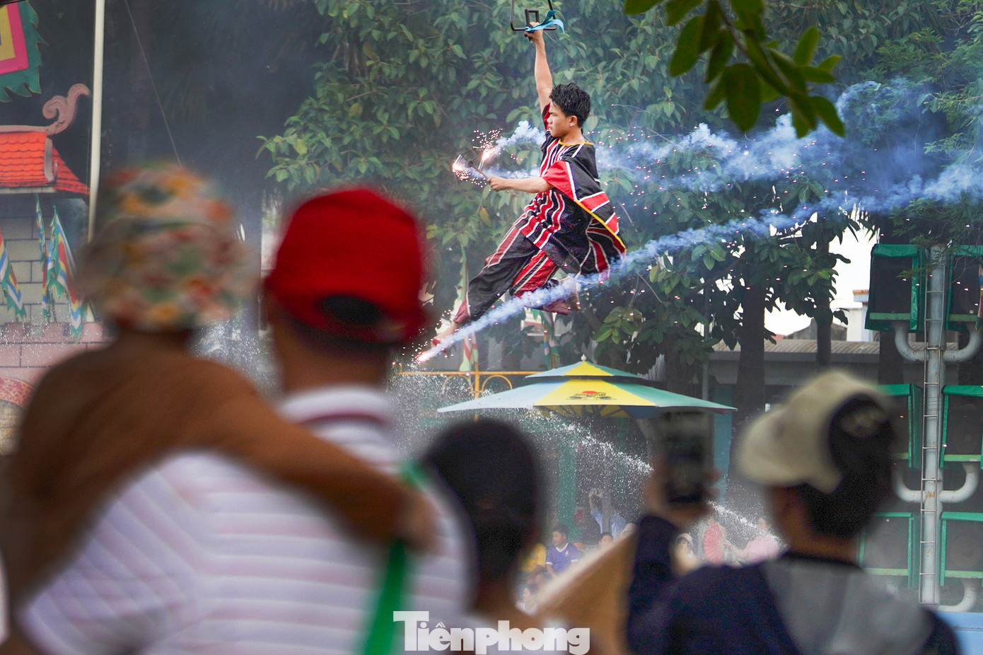 Sân khấu hoá truyền thuyết về Sơn Tinh - Thuỷ Tinh vẫn luôn là điểm nhấn cho du khách khi đến tham quan, vui chơi tại khu du lịch này. Chương trình sống động với những màn võ thuật, bay lượn, khói lửa... Sân khấu hoá truyền thuyết về Sơn Tinh - Thuỷ Tinh vẫn luôn là điểm nhấn cho du khách khi đến tham quan, vui chơi tại khu du lịch này. Chương trình sống động với những màn võ thuật, bay lượn, khói lửa...