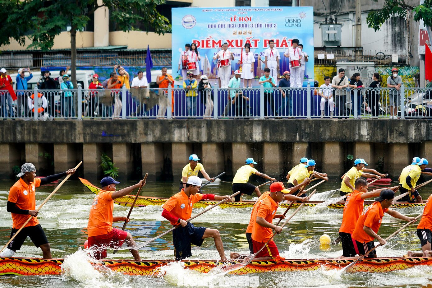 Bước vào vạch xuất phát ngay cầu Công Lý, các đội trưởng thành kính làm lễ trước khi nhấn mái chèo tranh tài.