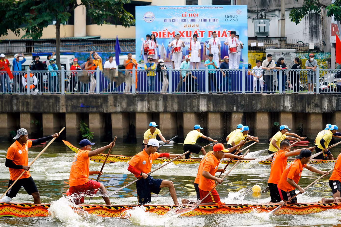 Bước vào vạch xuất phát ngay cầu Công Lý, các đội trưởng thành kính làm lễ trước khi nhấn mái chèo tranh tài.