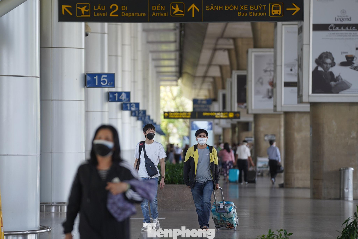 Có khá đông người Việt đi nước ngoài theo diện XKLĐ cũng về nước sáng 15/3. Anh Nguyễn Văn Thân về nước sau 4 năm lao động ở Malaysia. "Tôi đi xuất khẩu lao động hơn 4 năm rồi chưa được về. Chính vì vậy, khi nghe Việt Nam mở cửa đường bay quốc tế, tôi đã đăng ký ngay. Ở nước ngoài thời điểm dịch, có lúc phải nghỉ 3-5 tháng nên cuộc sống cũng rất khó khăn, mặc dù ông chủ cũng hỗ trợ một phần. Bên đó mỗi tháng thu nhập 15-17 triệu đồng một tháng nên cũng chỉ còn dư một ít mang về quê. Thời điểm dịch muốn về thì vé mất 30-40 triệu. Chuyến này tôi về chỉ mất hơn 400 ringgit (khoảng hơn 2 triệu đồng) mỗi người, thủ tục cũng khá nhanh gọn, chỉ cần đáp ứng đủ là đi thôi”, anh Thân chia sẻ. Có khá đông người Việt đi nước ngoài theo diện XKLĐ cũng về nước sáng 15/3. Anh Nguyễn Văn Thân về nước sau 4 năm lao động ở Malaysia. "Tôi đi xuất khẩu lao động hơn 4 năm rồi chưa được về. Chính vì vậy, khi nghe Việt Nam mở cửa đường bay quốc tế, tôi đã đăng ký ngay. Ở nước ngoài thời điểm dịch, có lúc phải nghỉ 3-5 tháng nên cuộc sống cũng rất khó khăn, mặc dù ông chủ cũng hỗ trợ một phần. Bên đó mỗi tháng thu nhập 15-17 triệu đồng một tháng nên cũng chỉ còn dư một ít mang về quê. Thời điểm dịch muốn về thì vé mất 30-40 triệu. Chuyến này tôi về chỉ mất hơn 400 ringgit (khoảng hơn 2 triệu đồng) mỗi người, thủ tục cũng khá nhanh gọn, chỉ cần đáp ứng đủ là đi thôi”, anh Thân chia sẻ.