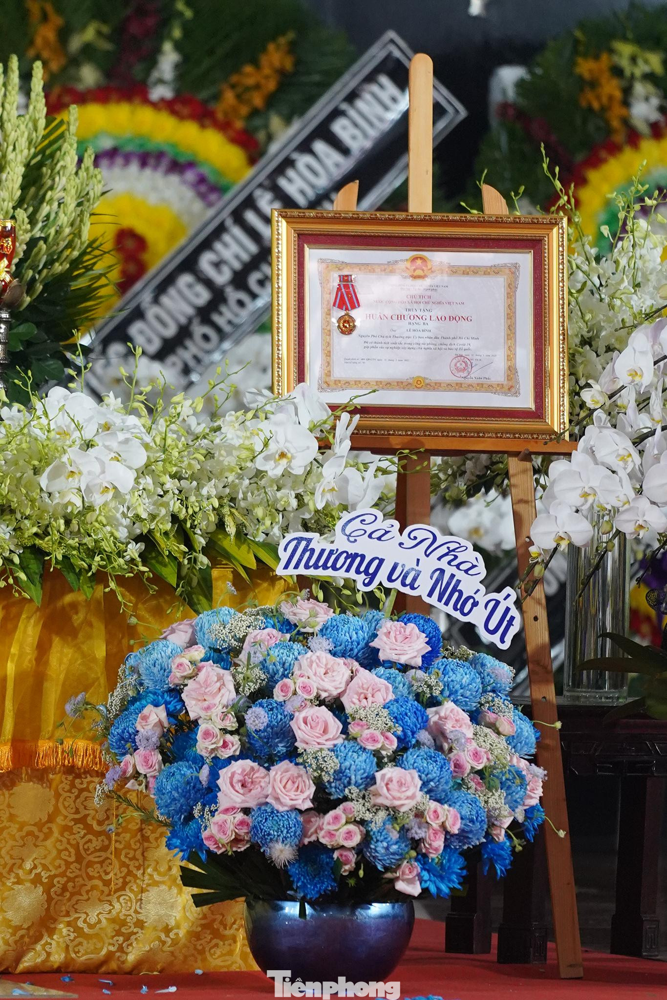 Tại lễ tang, ông Lê Hòa Bình được truy tặng Huân chương Lao động hạng Ba để ghi nhận những đóng góp quan trọng của ông trong công tác phòng chống dịch COVID-19. Lễ truy điệu sẽ diễn ra lúc 7h30 ngày 2/4, sau đó di quan và an táng tại Nghĩa trang TPHCM (phường Linh Trung, TP Thủ Đức).