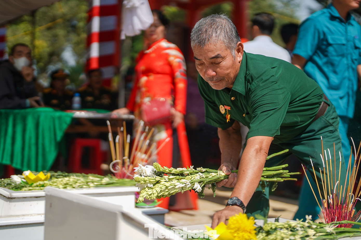 "Tôi không thuộc đơn vị Trung đoàn 207. Tôi thuộc tiểu đoàn 269, đánh ở chiến trường Mộc Hoá, tiếp quản vòng xoay Mỹ Tho. Đây là lần đầu tiên tôi tham gia cùng đoàn cựu chiến binh thuộc tỉnh Thanh Hoá vào đây để viếng đồng đội. Tuy không cùng đơn vị nhưng cùng chiến trường, cùng chung một lý tưởng", ông Bùi Văn Lễ xúc động đặt nhành hoa lên mộ gió của các chiến sĩ.