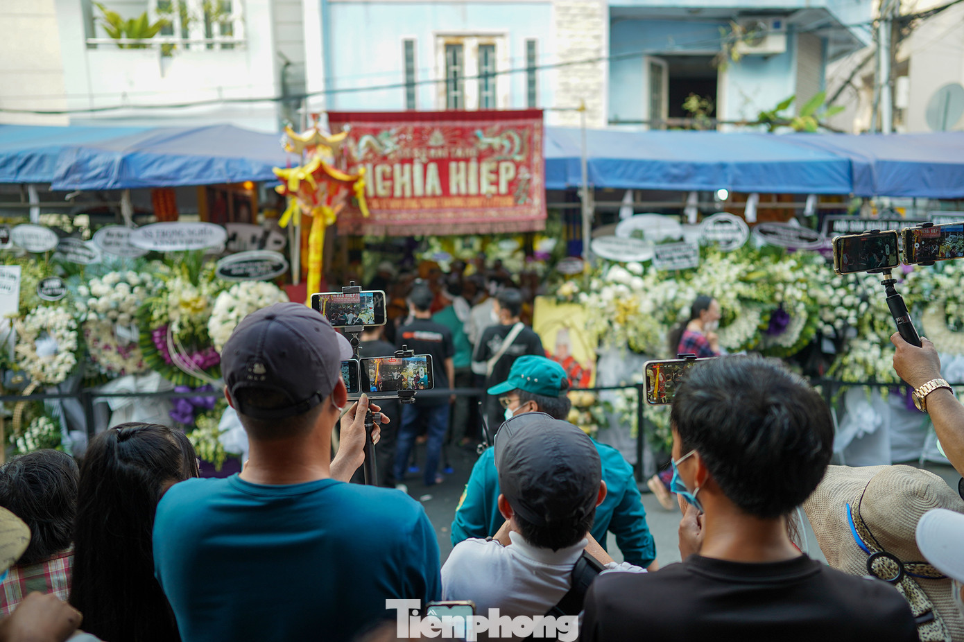Lực lượng YouTuber luôn túc trực đối diện để ghi hình toàn bộ diễn biến của lễ tang. Việc có quá đông người dân đến quay phim, phát trực tiếp khiến lực lượng DQTV địa phương làm việc khá vất vả.